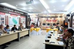 Presentasi Dari Pusat Studi Bencana UNRI Dan Pusat Ilmu Data UIN Suska Riau dengan Polda Riau